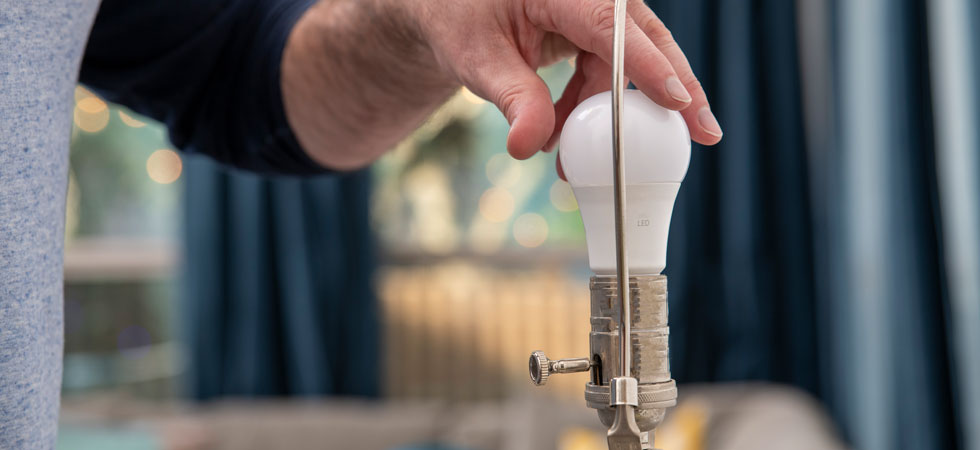 Changing LED lightbulb in lamp